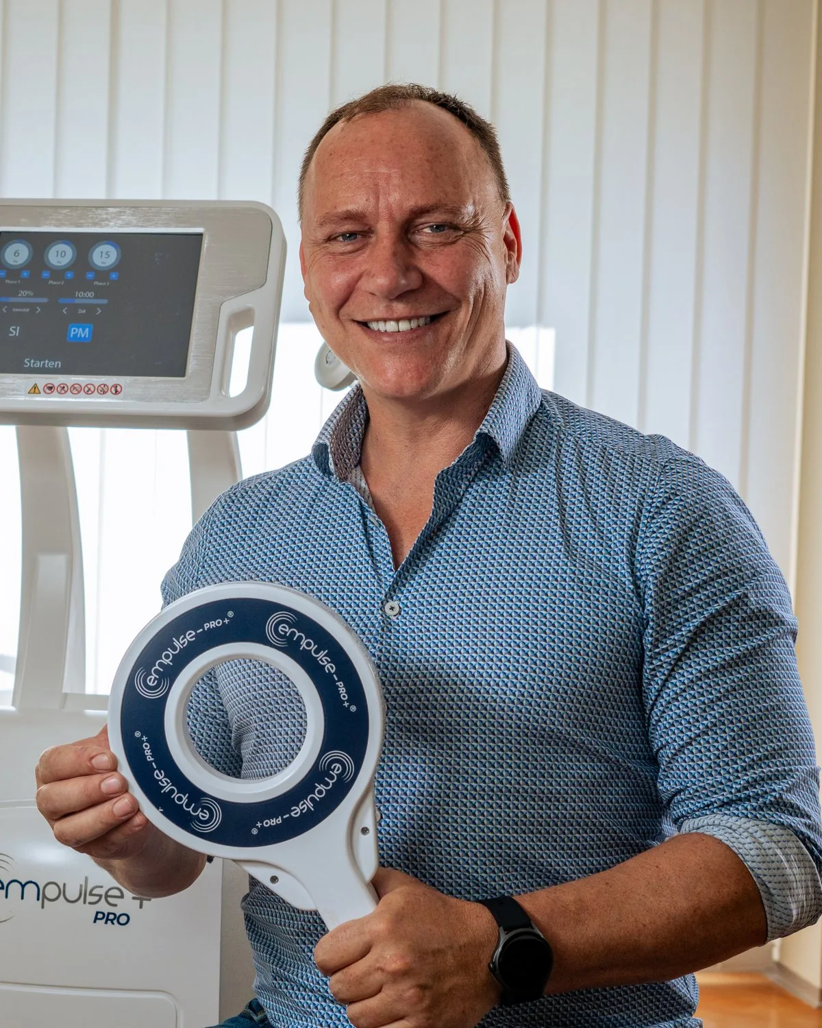 Oliver Pollet, Geschäftsführer der Health Solutions 360 GmbH, mit dem Ring-Applikator des empulse PRO+